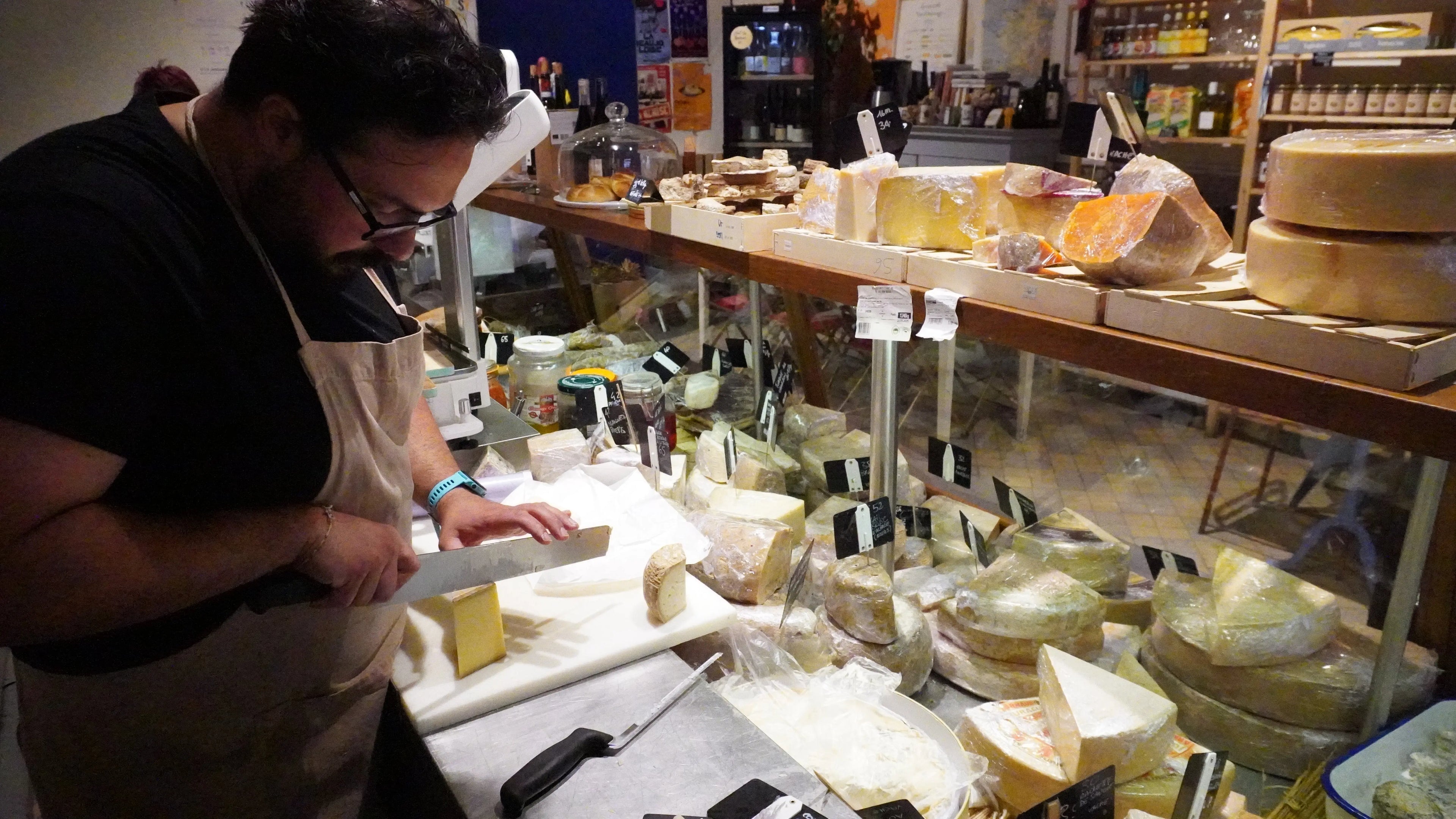 Dégustation de fromages artisanaux à Nice, quartier Garibaldi