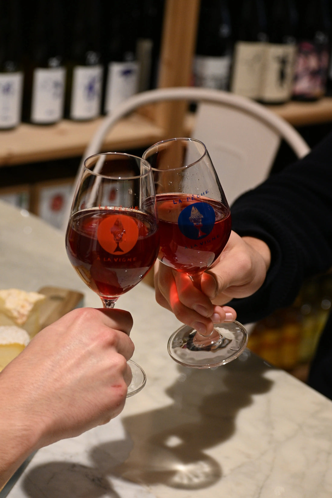 dégustation de vin à Nice avec verres levés en groupe convivial