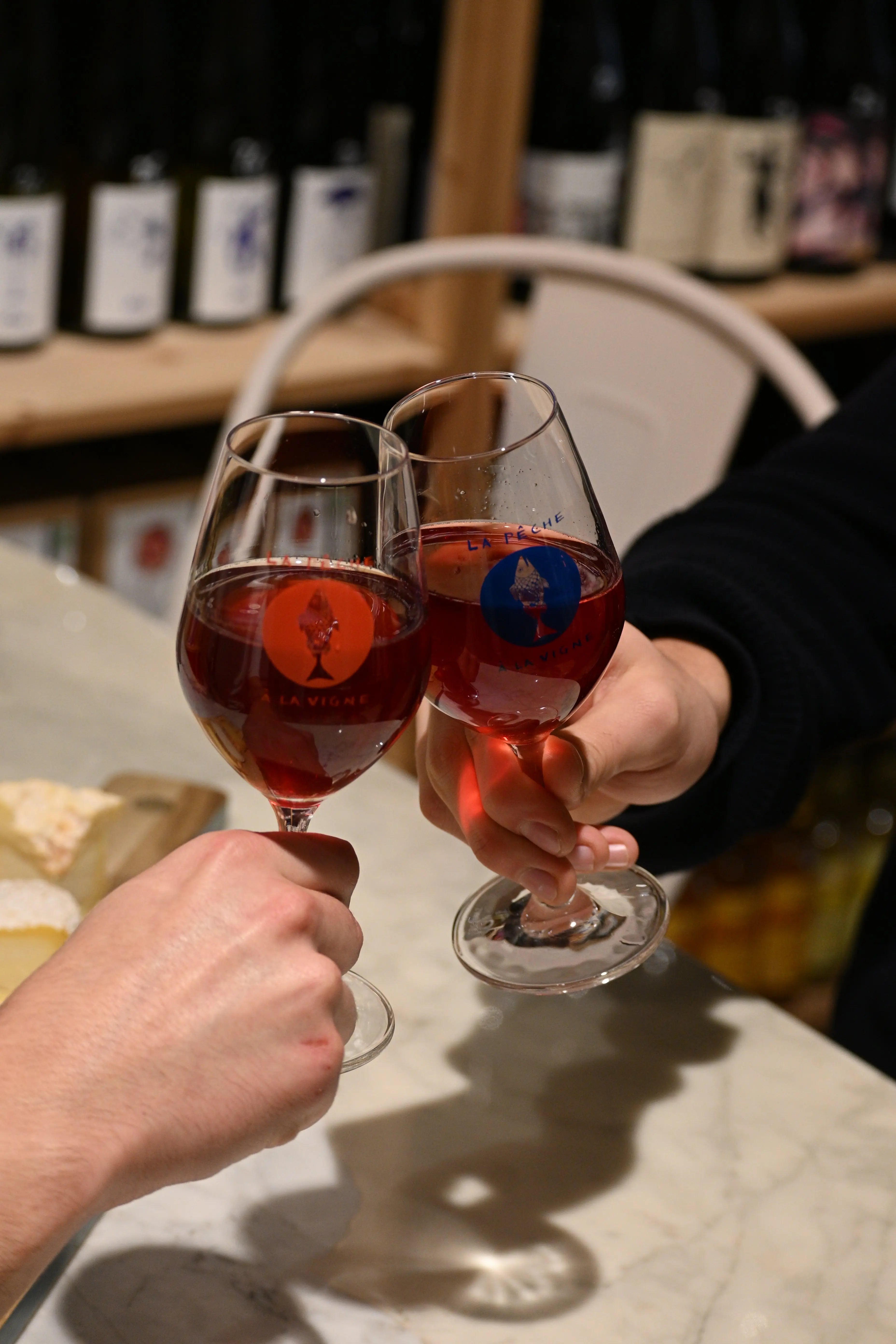 dégustation de vin à Nice avec verres levés en groupe convivial