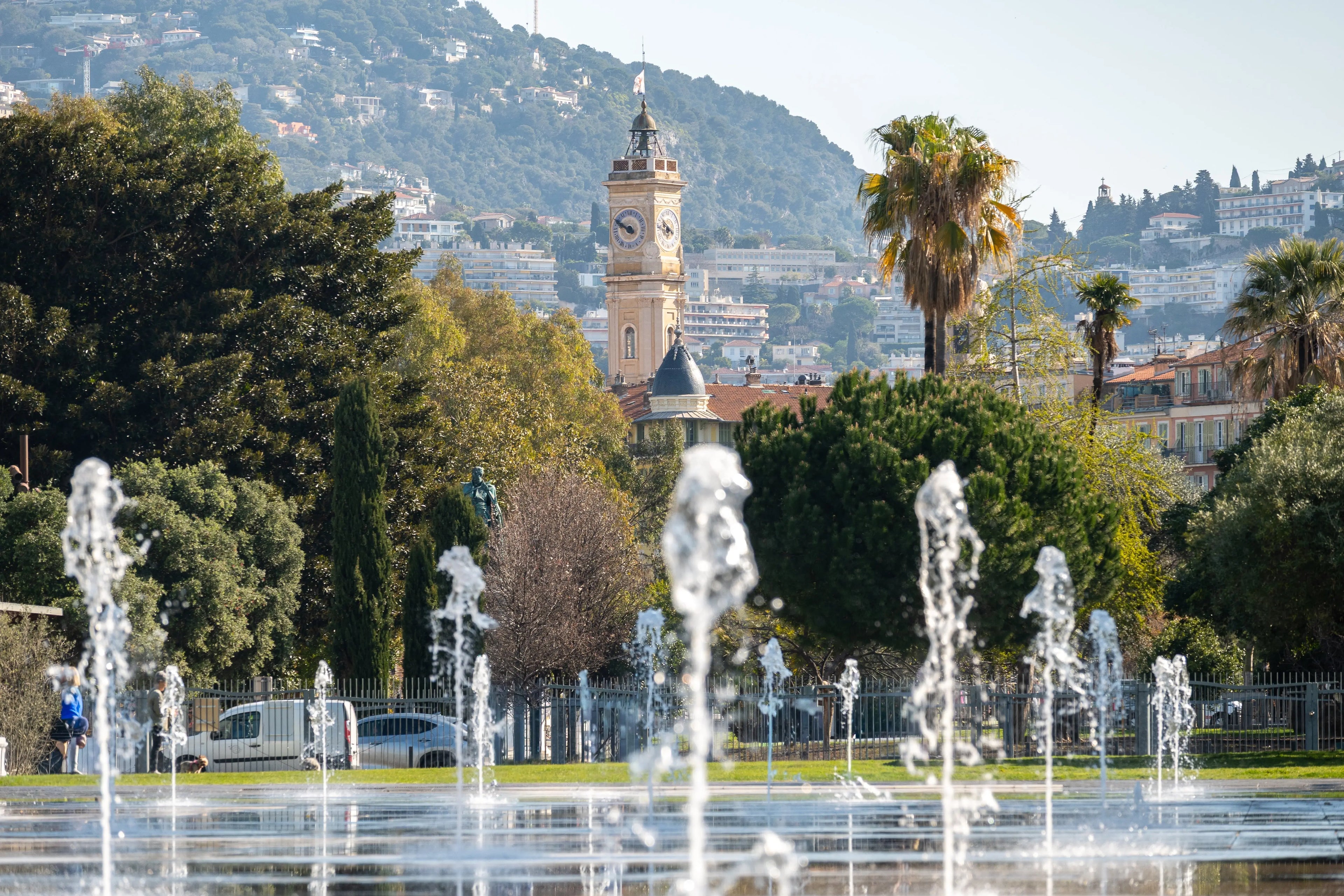 Promenade du Paillon à Nice, fontaines et palmiers avec vue sur la ville par une journée ensoleillée