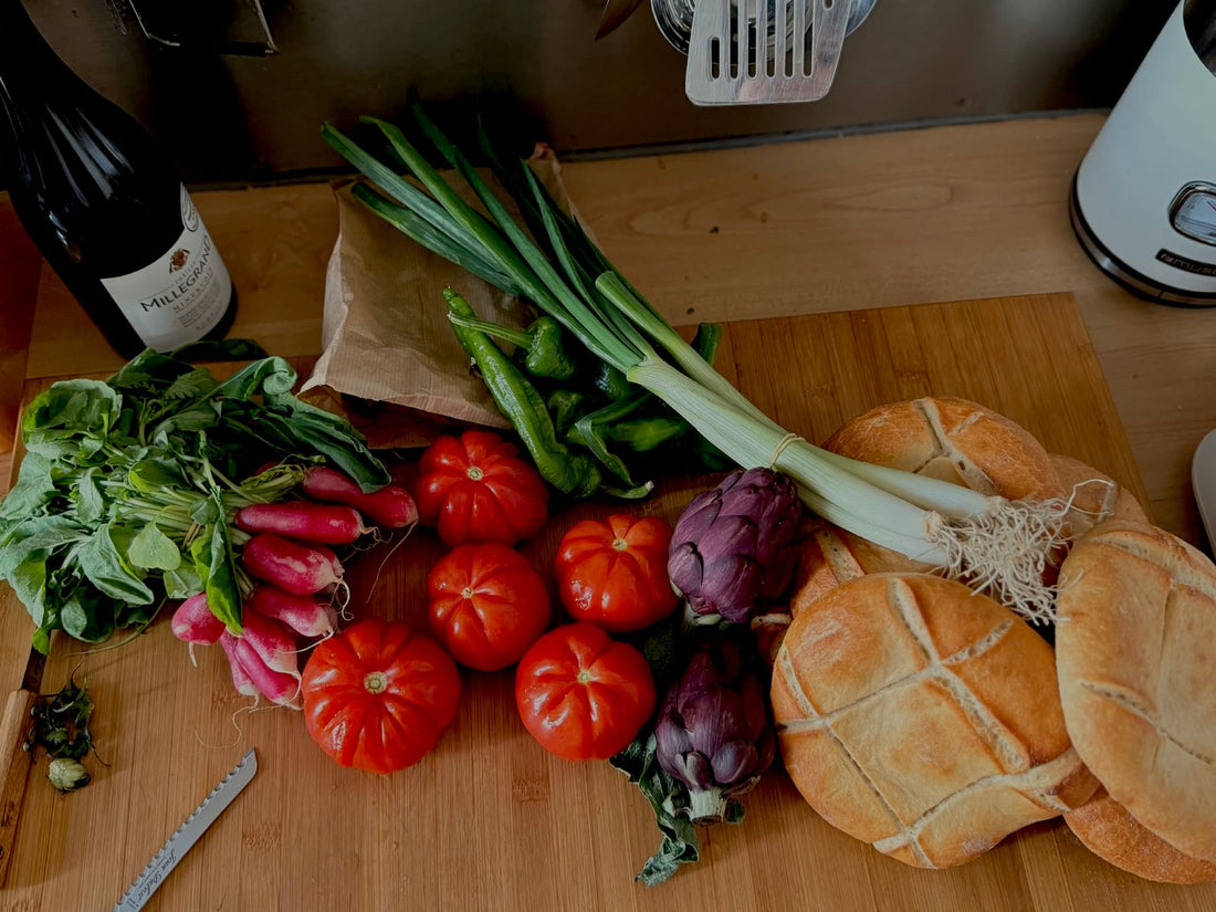 Les ingrédients du pan bagnat niçois : tomate, poivron, radis, œuf, thon, olives noires et huile d'olive