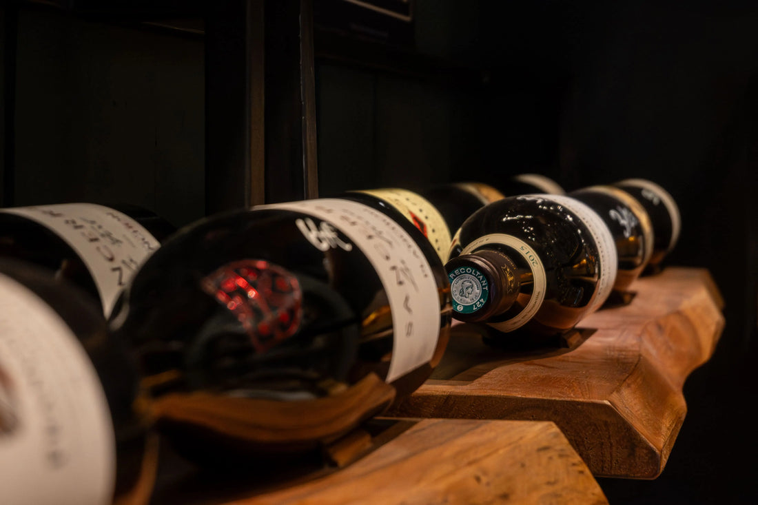 Cave et bouteilles de vin de Bellet lors d'une dégustation à Nice