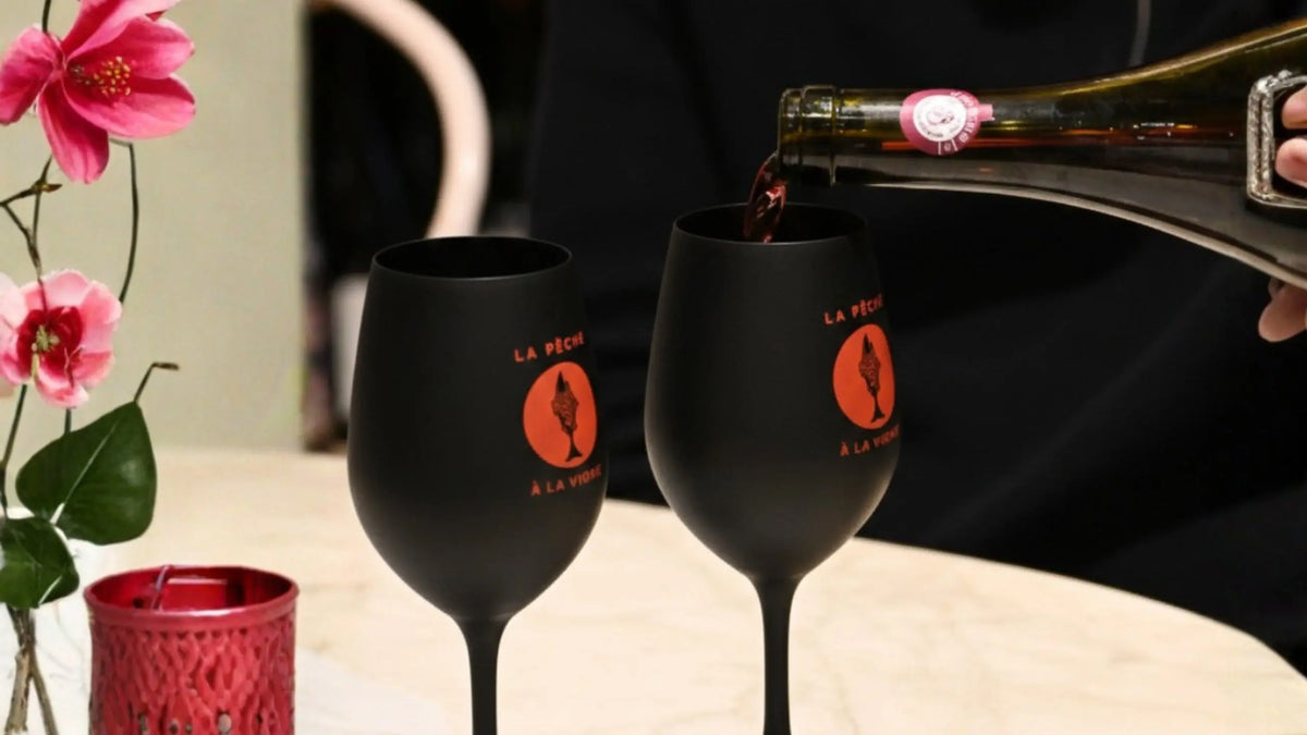Service de vin dans des verres lors d'une dégustation à Nice
