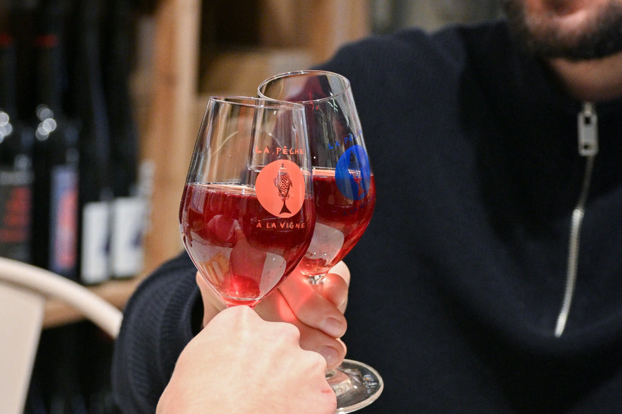 Verres de rosé trinqués lors d'une dégustation de vin à Nice