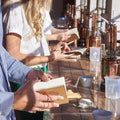 Atelier création de gin dans une distillerie à Nice, alambic en cuivre