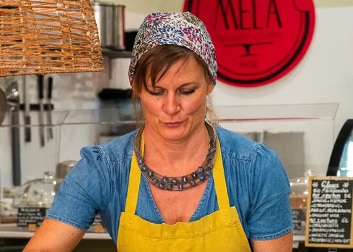 Pâtisserie niçoise dorée servie lors d'une dégustation à Nice