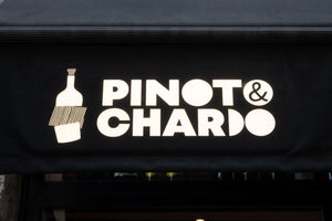 Sommelier servant un vin local lors d'une dégustation à Nice