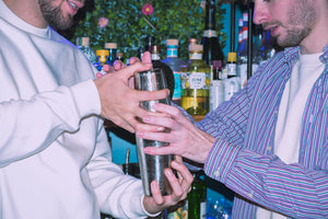 Atelier de création de cocktails au comptoir d'un bar du Vieux-Nice