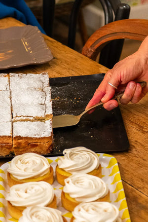 Dégustation de pâtisserie niçoise en boutique à Nice
