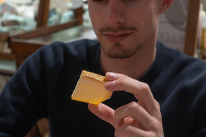 Verres de vin et planche de fromages lors d'une dégustation à Nice