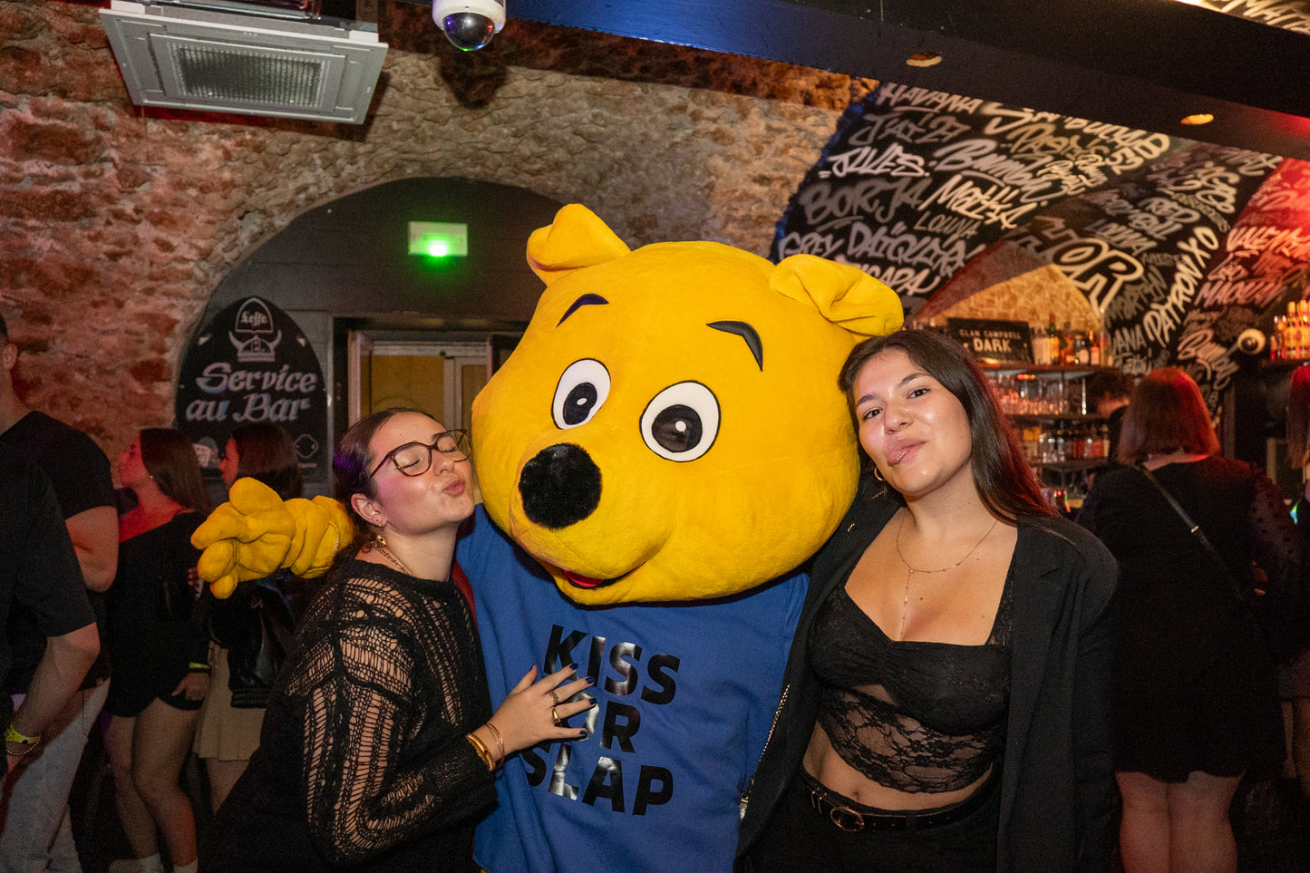 Pub Crawl Nice Yellow: Social Games, 5 Shots & International Meet-Up