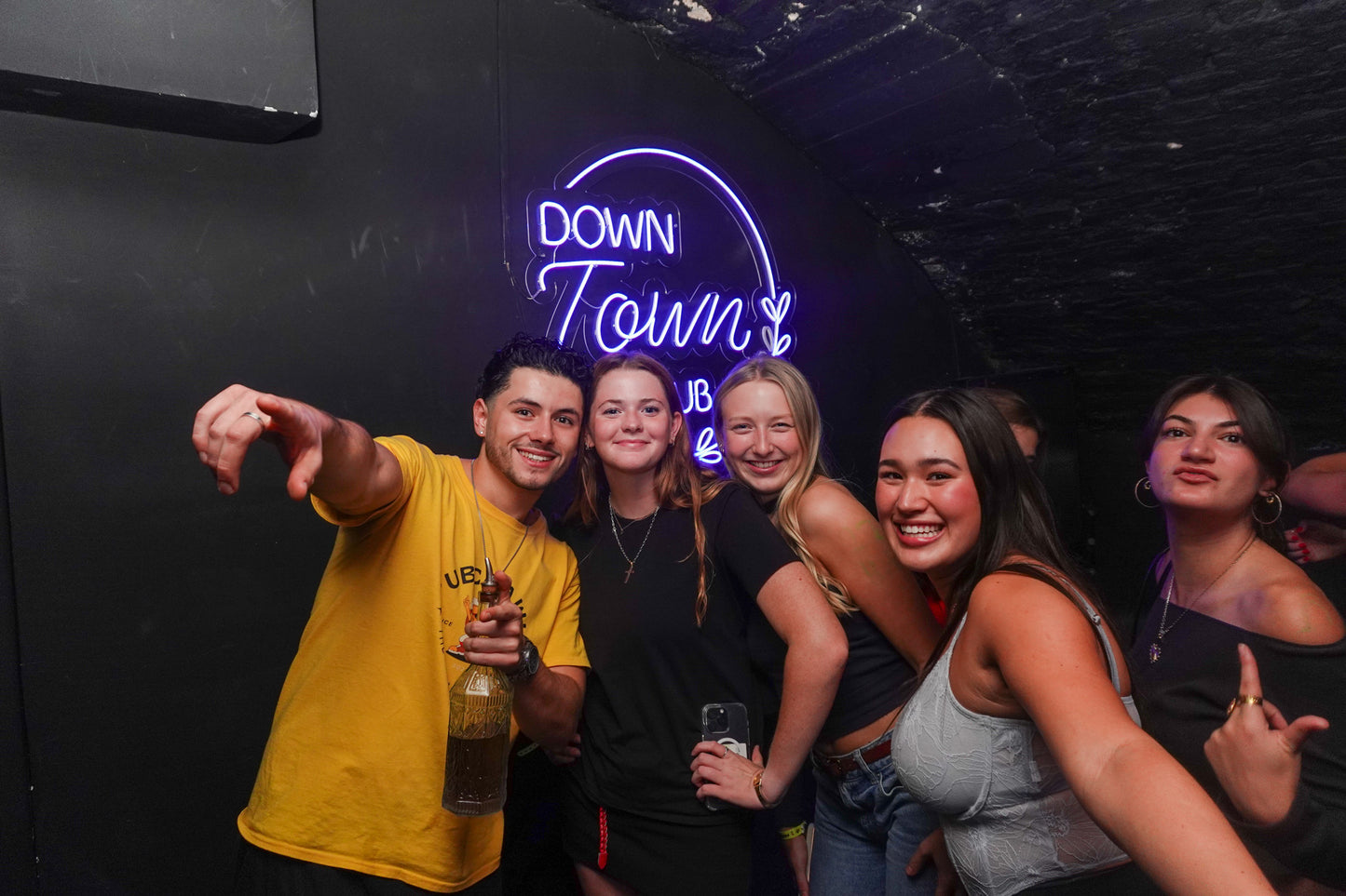 Pub Crawl Nice Yellow: Social Games, 5 Shots & International Meet-Up