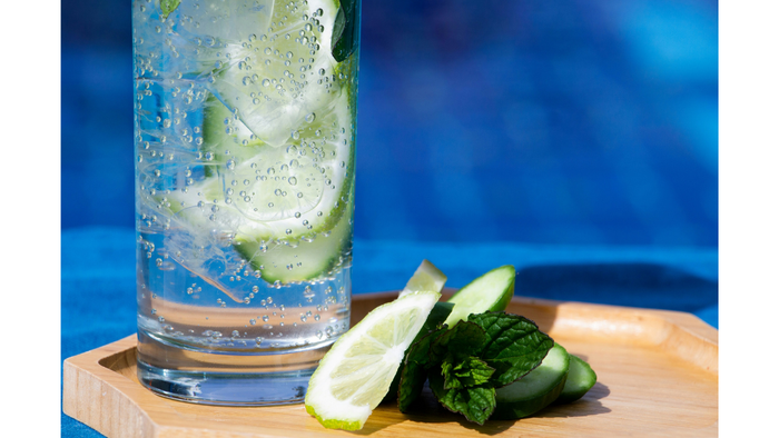 Un atelier cocktails au bord de la piscine