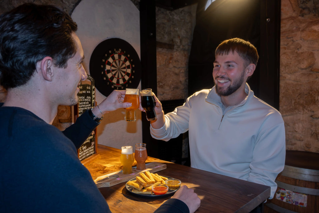 Dégustation de bières dans un bar à Nice lors d’une expérience locale entre amis