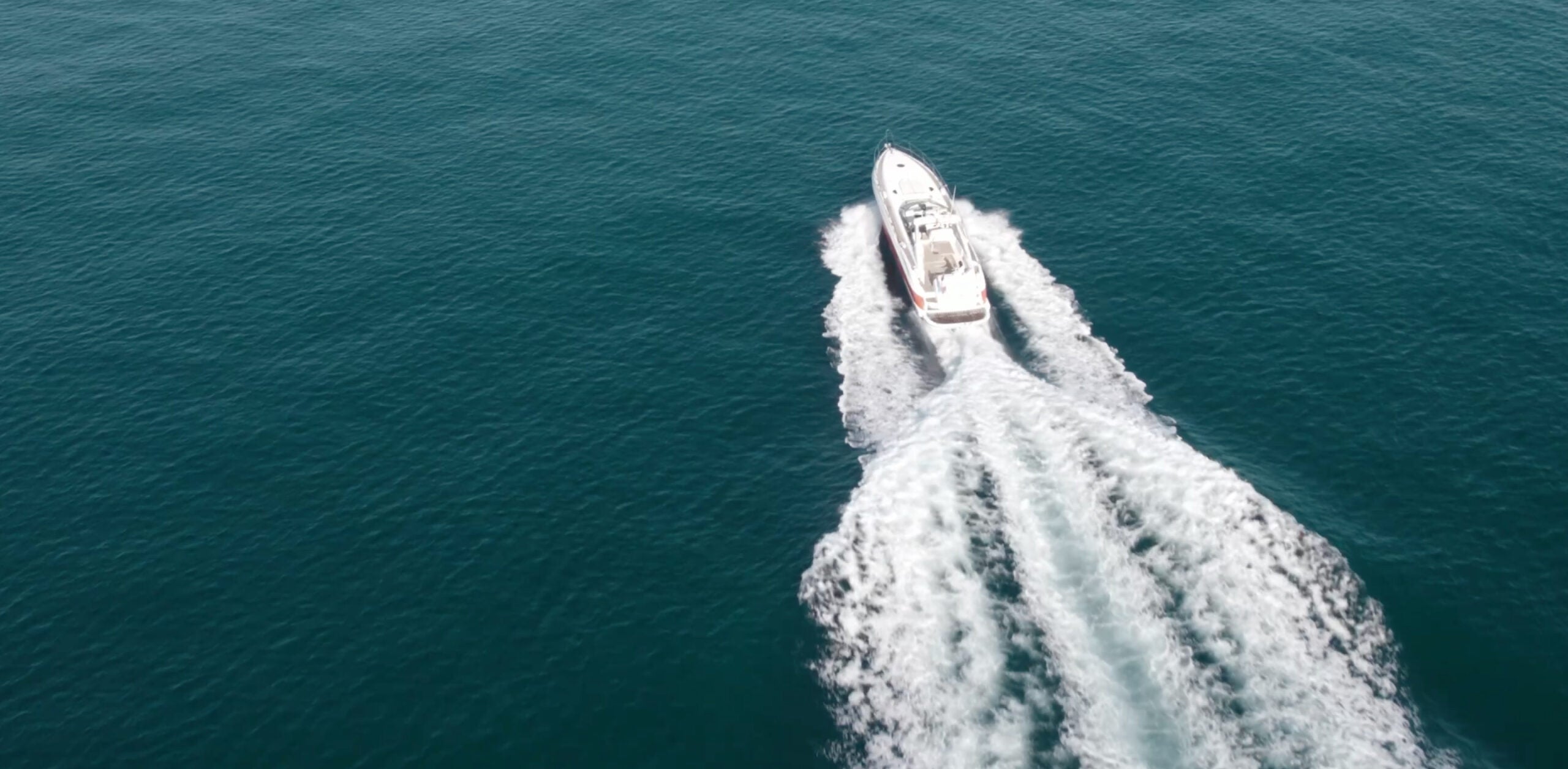 Bateau rapide en excursion au large de Nice sur la Côte d’Azur pendant une sortie en mer Méditerranée