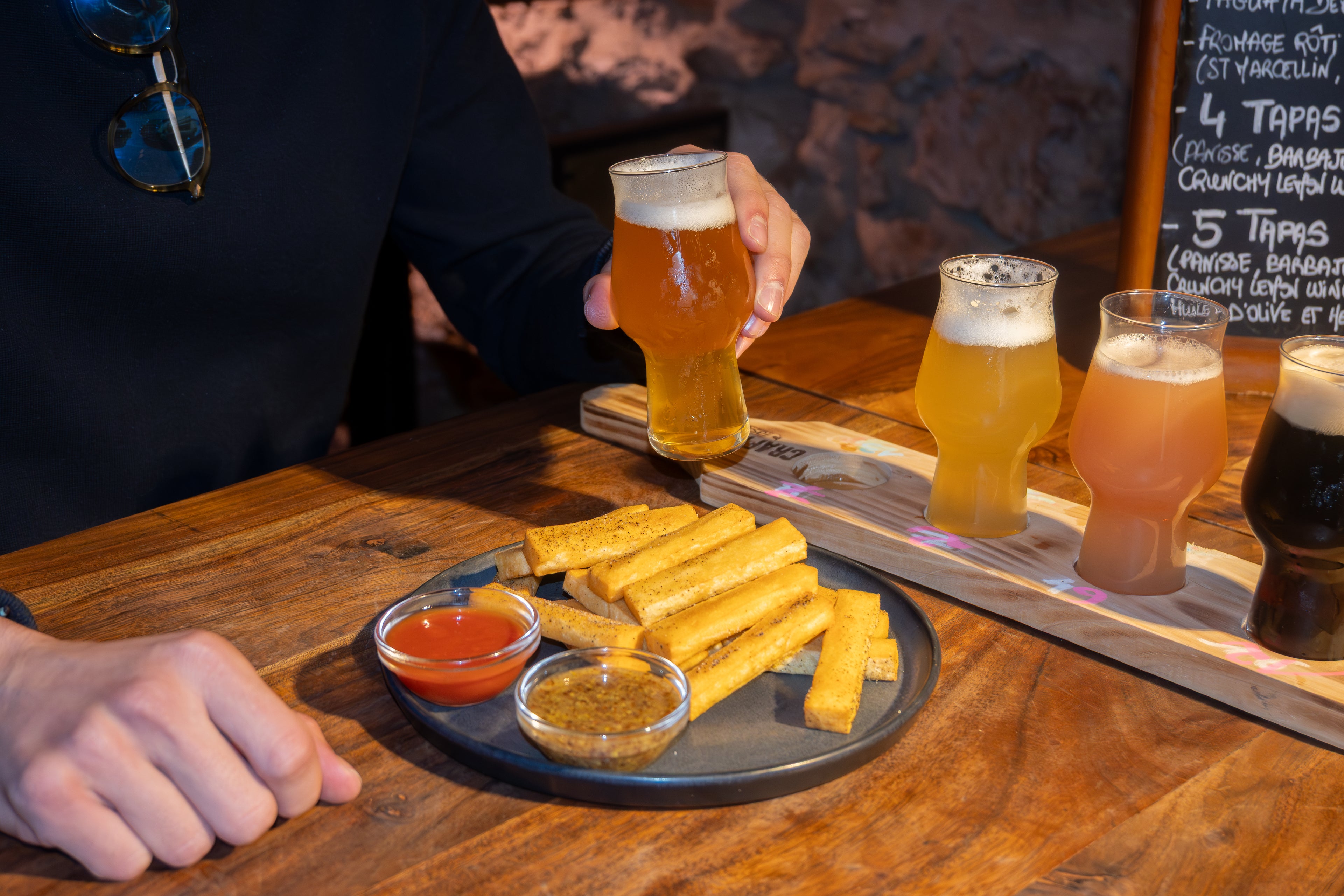 Local food and drinks experience during private birthday celebration in Nice
