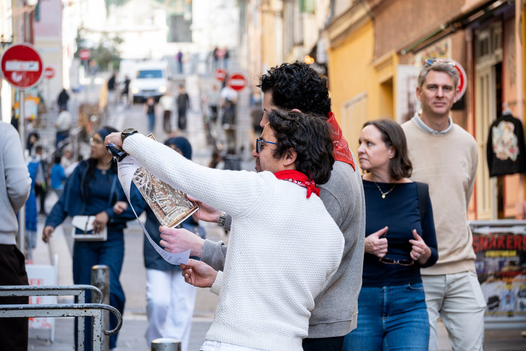 groupe participant a une activite de team building dans le vieux nice avec carte et interaction en equipe