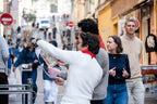 groupe participant a une activite de team building dans le vieux nice avec carte et interaction en equipe