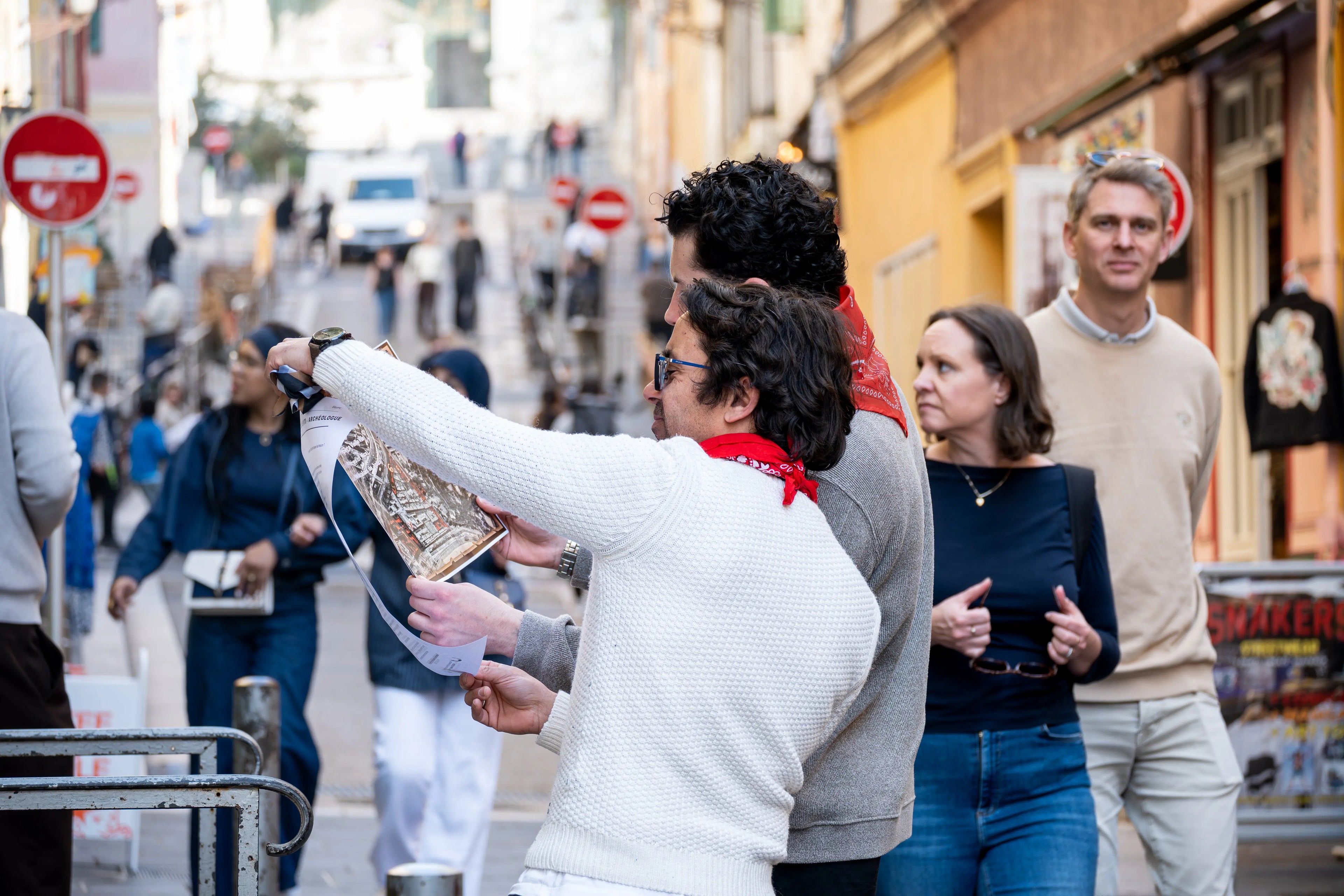 groupe participant a une activite de team building dans le vieux nice avec carte et interaction en equipe